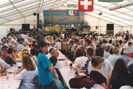Impressionen 1995 Volk im Zelt 2